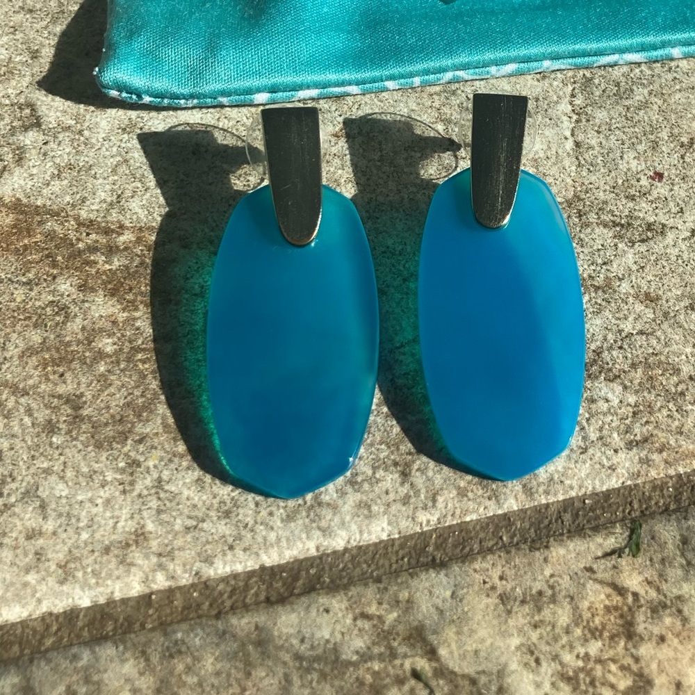 Kendra Scott Aragons in bright blue with gold tone earrings Minor Tarnish GUC